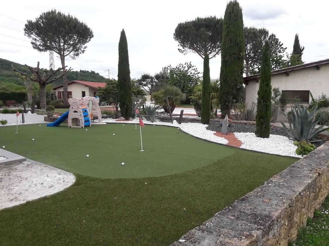 Mini golf en gazon synthétique : green, fairway, bunker, massifs et graviers
