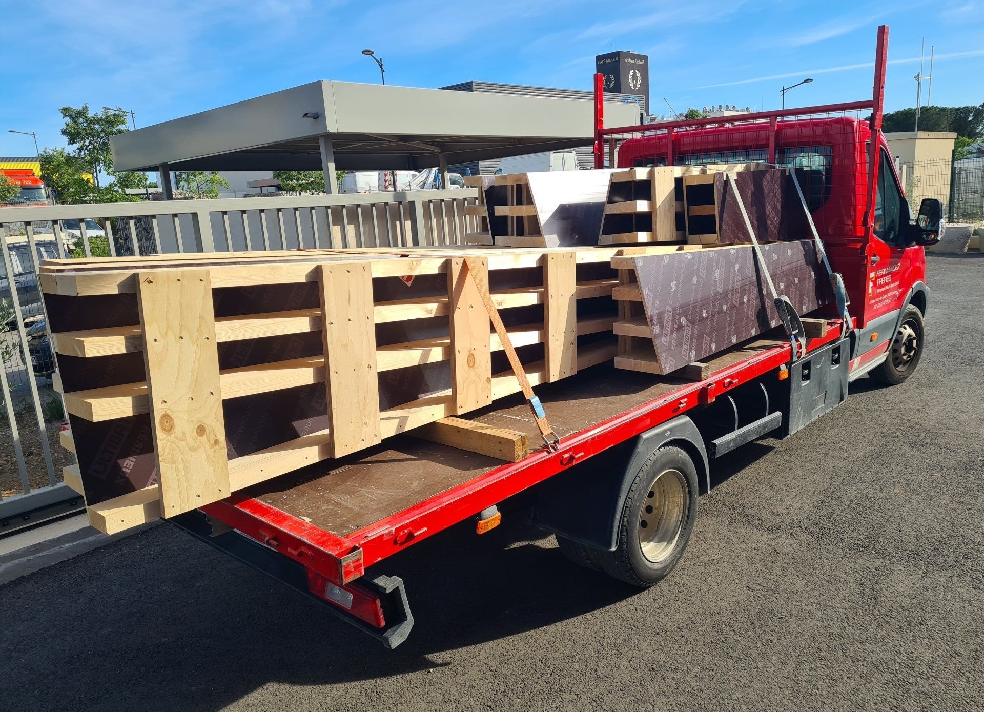 Photo d’un coffrage pour la fabrication d'une poutre chargé sur un camion.