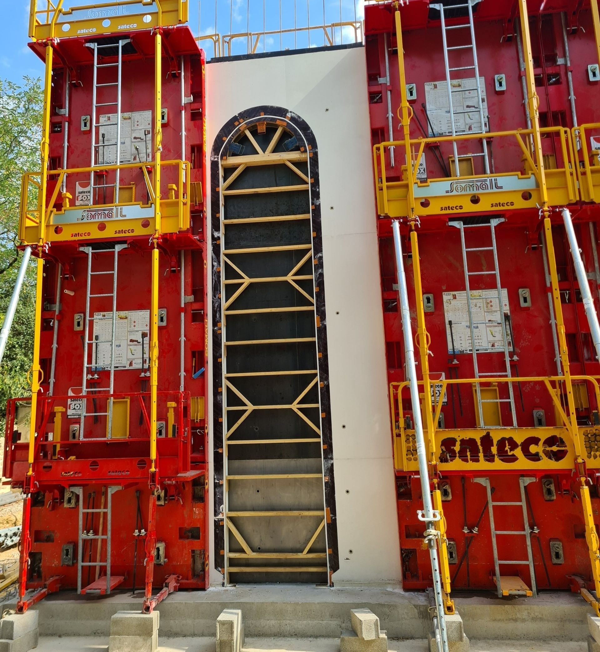 Photo coffrage en bois pour arche.