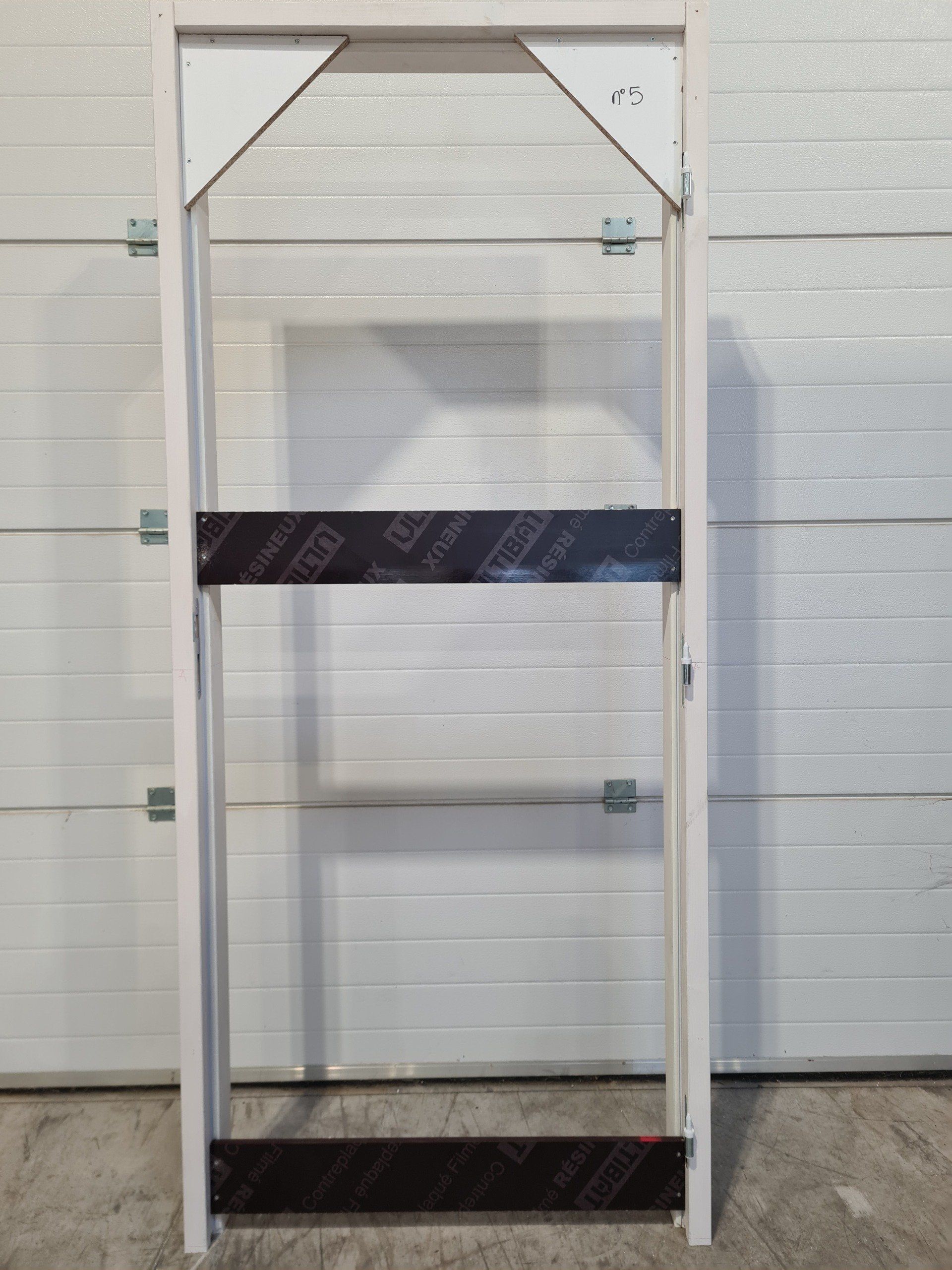 Photo mannequin cadre en bois et aluminium.