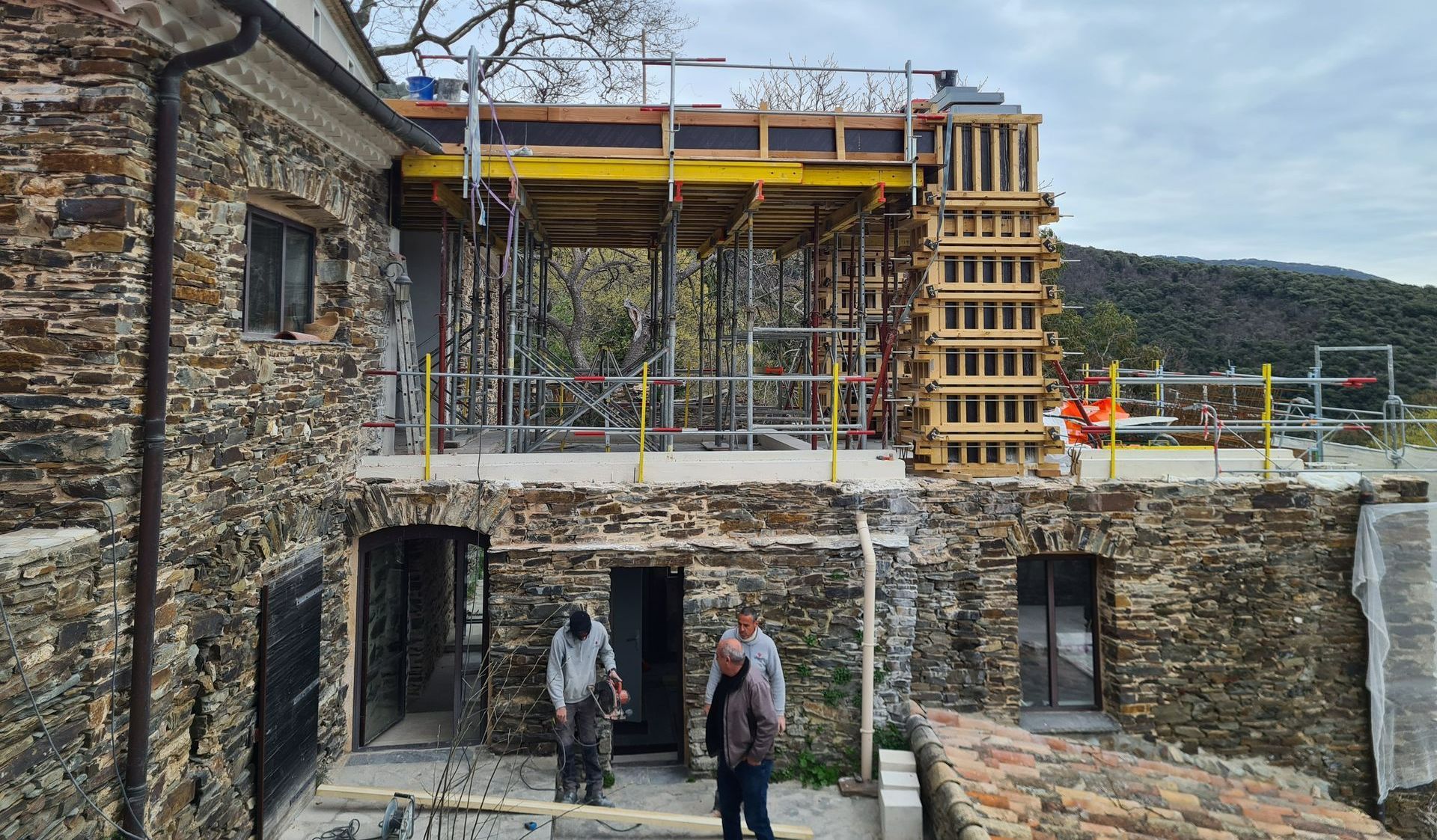 Photo d'un coffrage pour la fabrication d'une extension de maison.