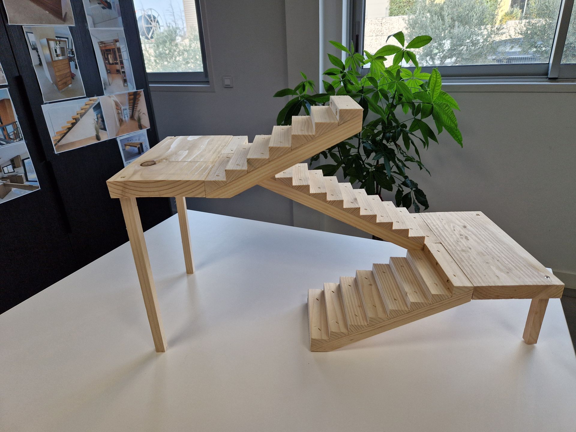 Photo d'une maquette d'escalier en bois.