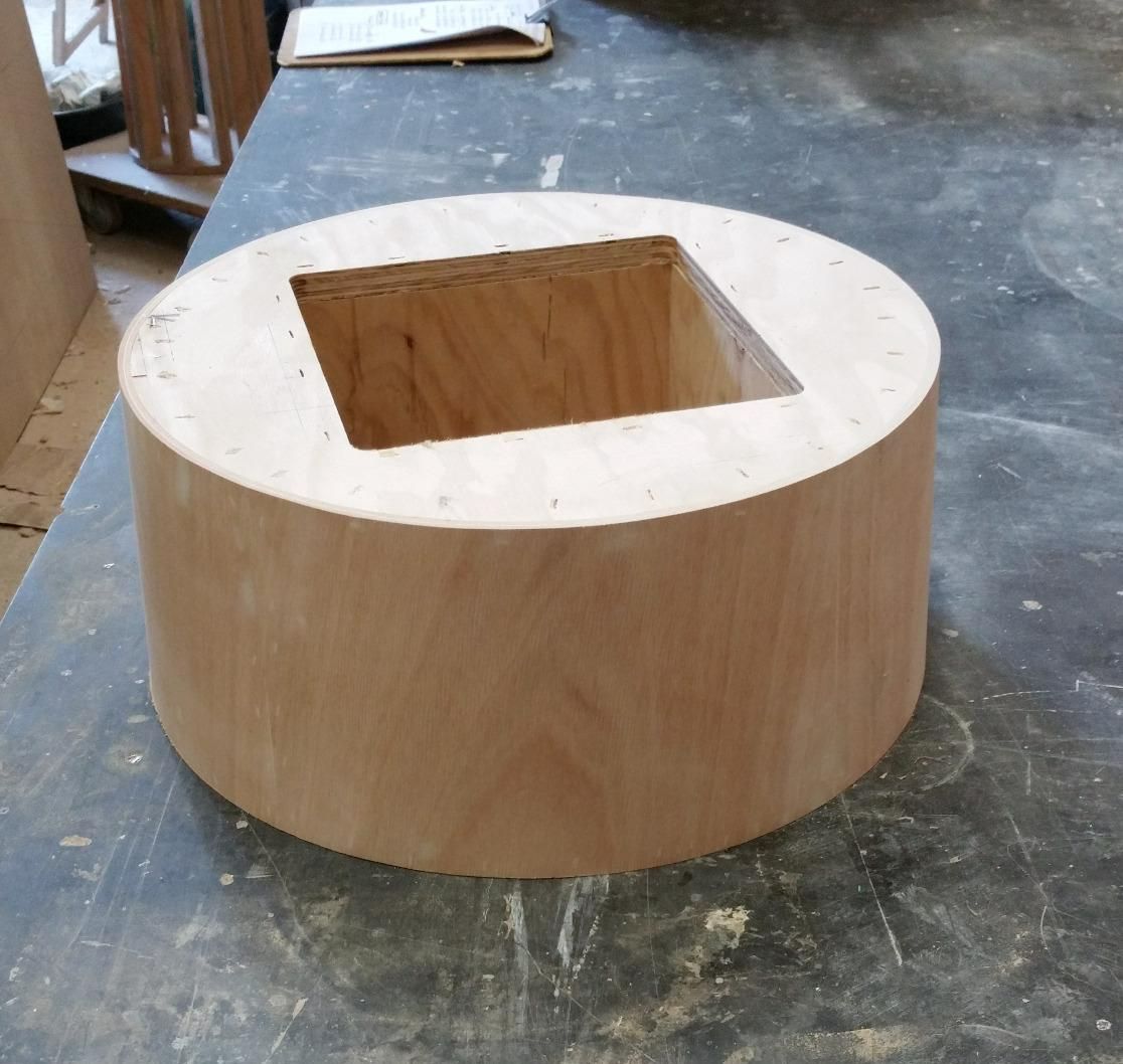 Photo d'un mannequin en bois rond.