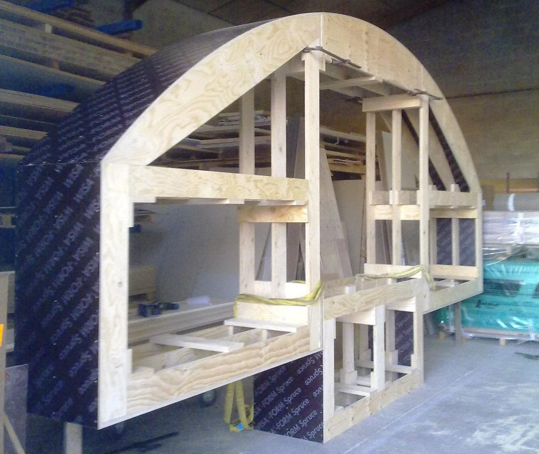 Photo d'un mannequin en bois et en aluminium d'une grande dimension.