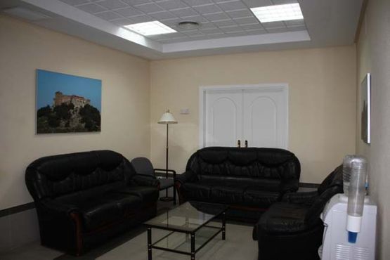 Una sala de estar llena de muebles y un dispensador de agua.