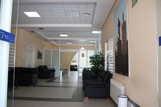 Un pasillo con un cuadro en la pared y un cartel que dice ja