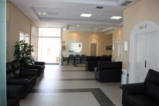 Una sala de espera con un cartel que dice sala 2