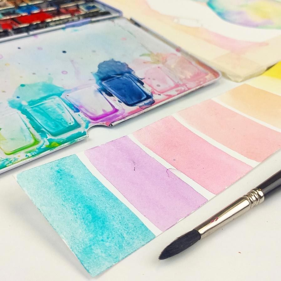 Paleta de pintura amb diversos colors i un pinzell.