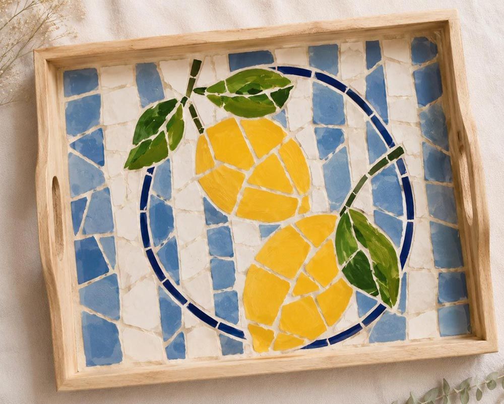Safata de mosaic feta a mà amb llimones grogues, fulles verdes i fons de ratlles blaves
