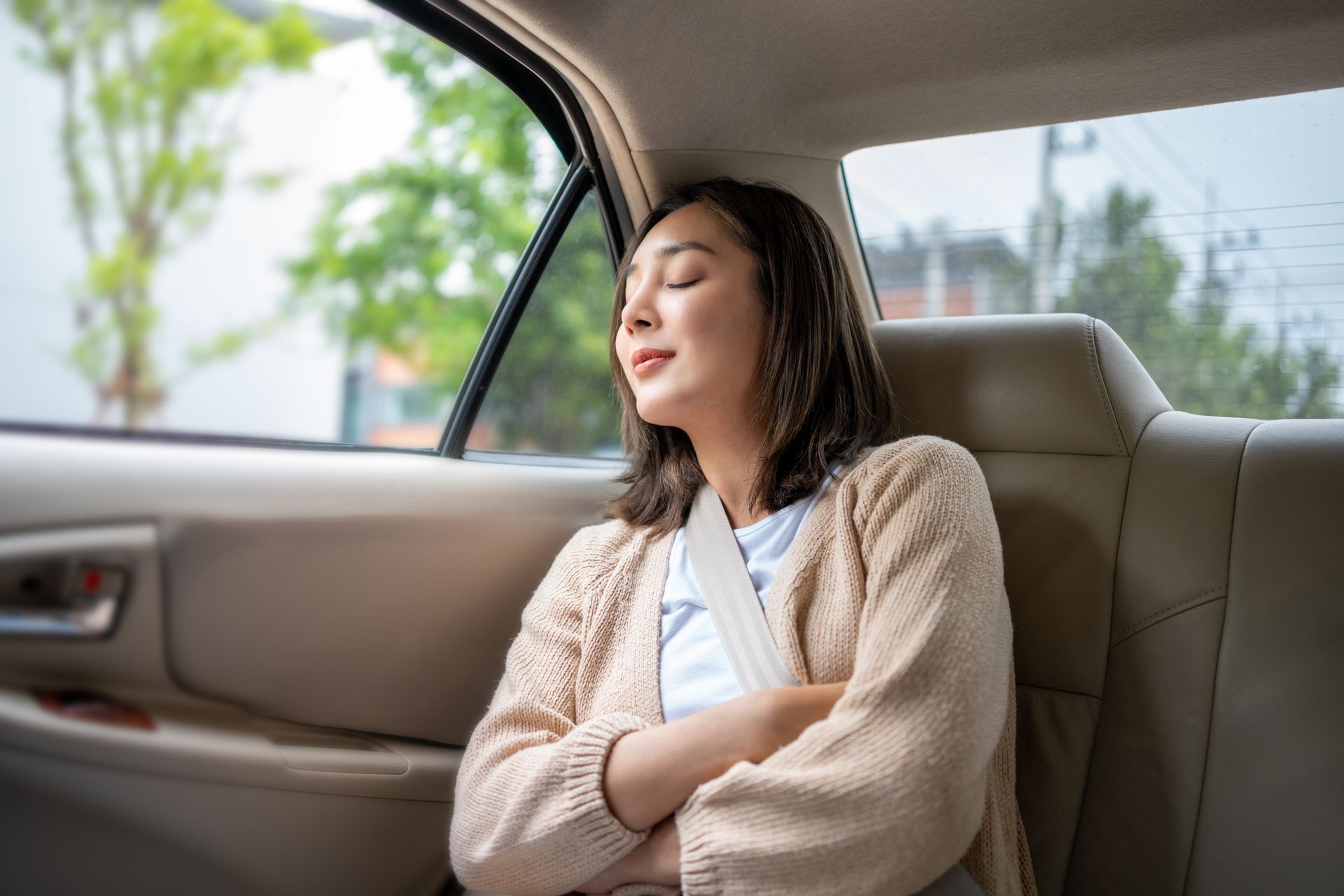 Femme confortablement installée dans un taxi conventionné