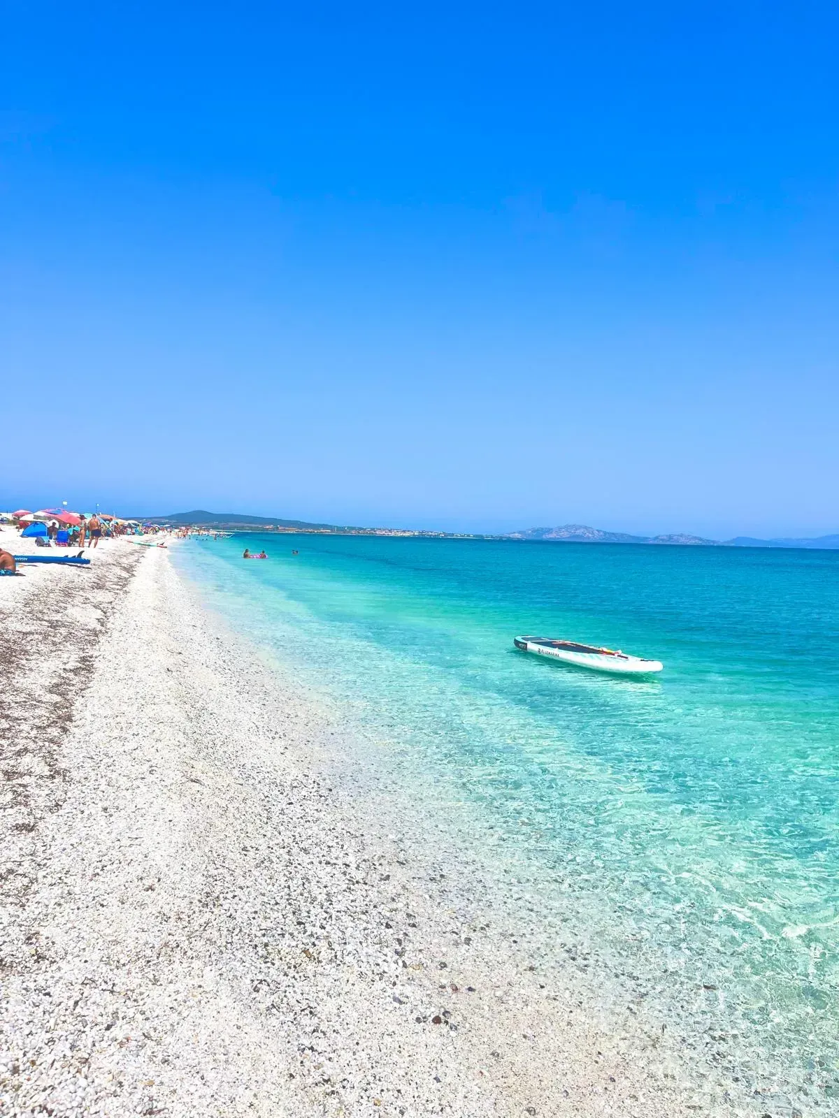 Am Strand liegt ein Boot im Wasser.