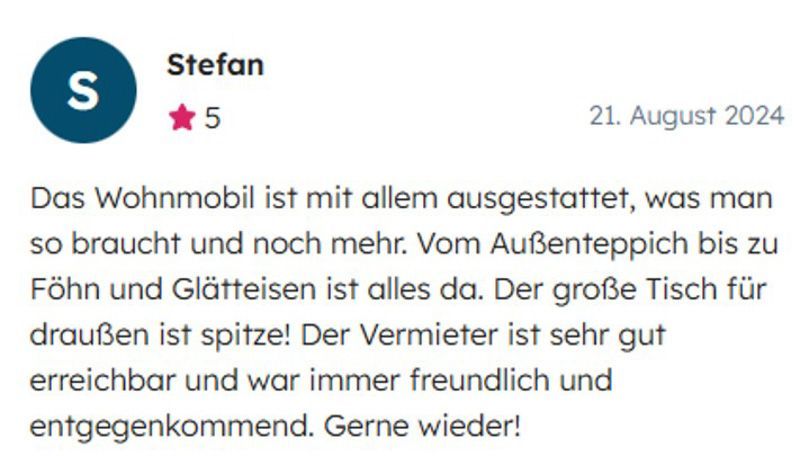 Screenshot einer deutschen Fünf-Sterne-Bewertung, in der eine gut ausgestattete Wohnung und ein freundlicher Vermieter gelobt werden.