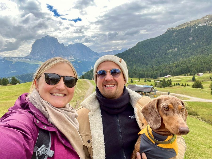 Ein Mann und eine Frau machen ein Selfie mit ihrem Hund.