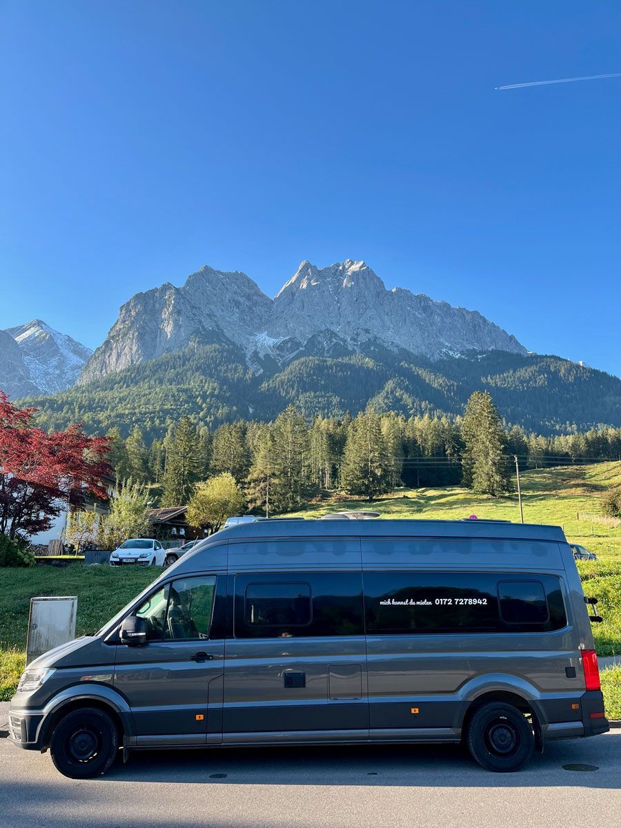 Ein Lieferwagen ist vor einem Berg geparkt.