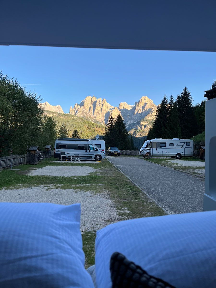 Blick auf einen Wohnmobilpark mit Bergen im Hintergrund