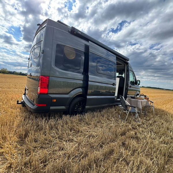 Ein weißes Wohnmobil steht am Straßenrand