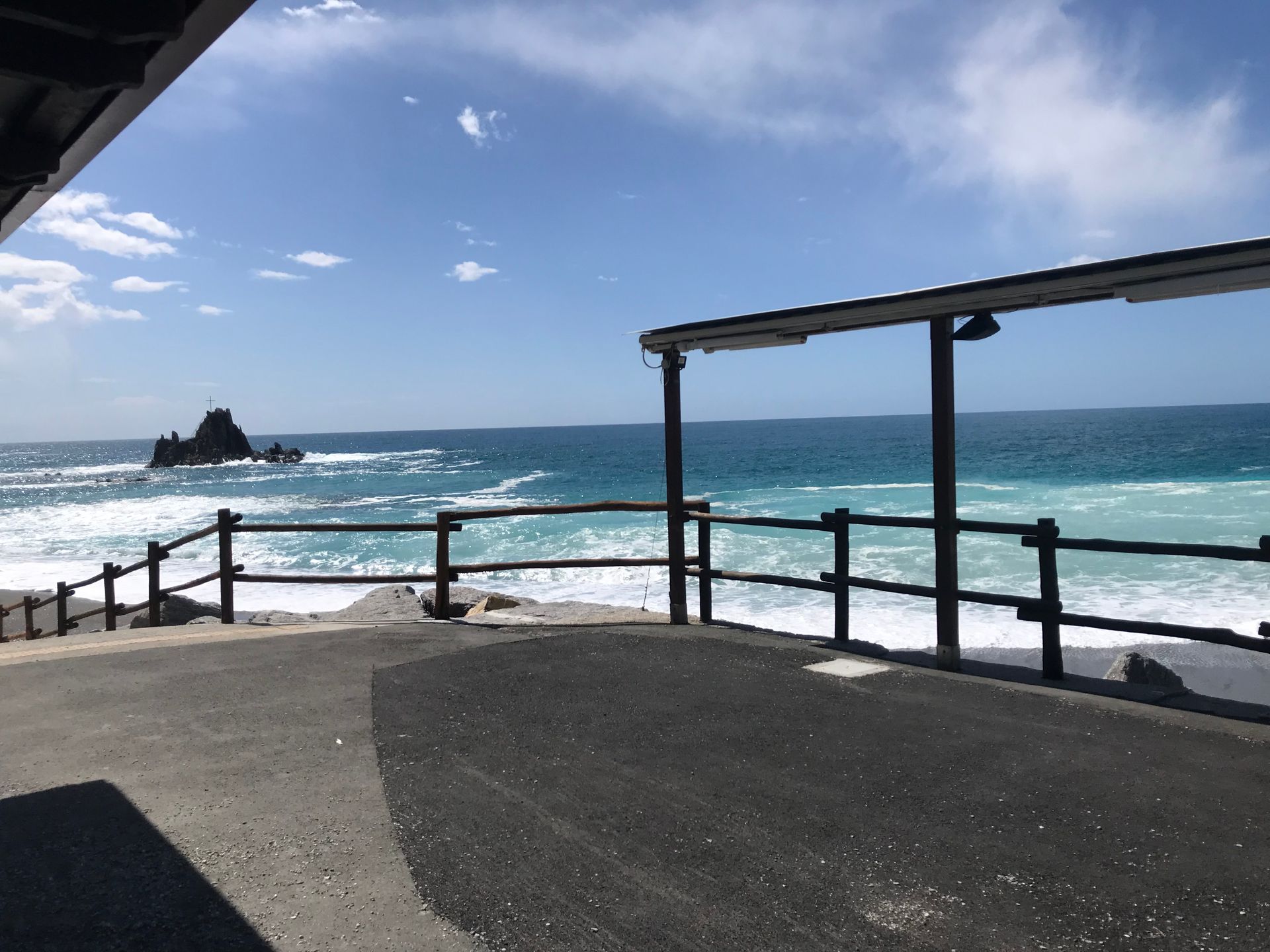 Ein Blick auf das Meer mit einem Zaun im Vordergrund