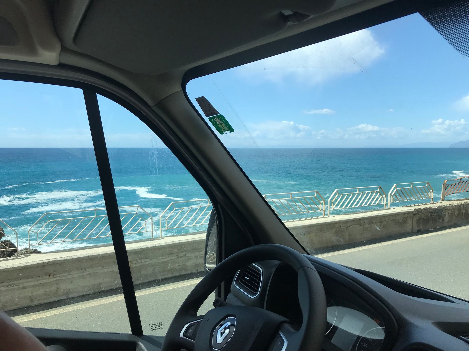 Ein Blick auf das Meer aus einem Auto