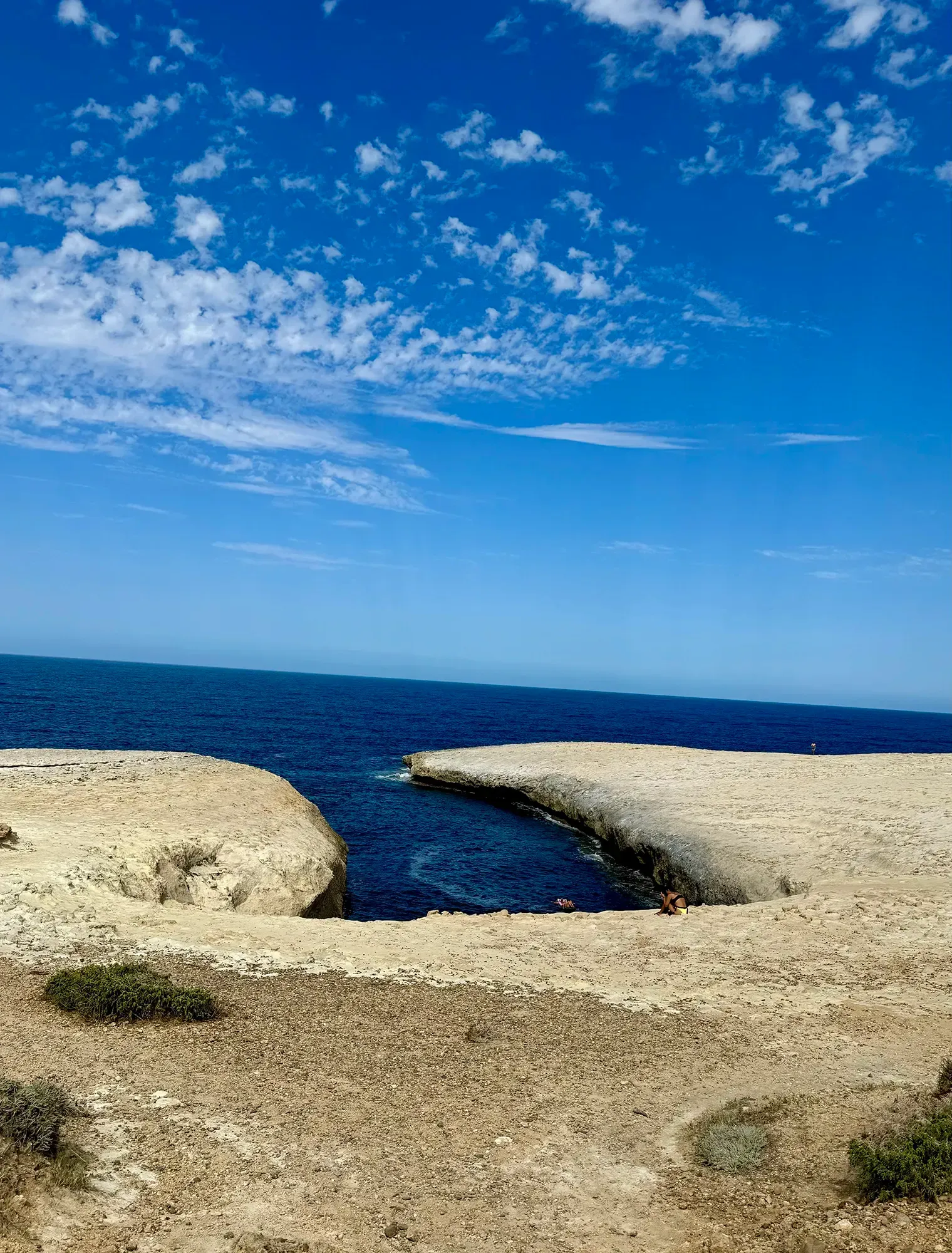 Eine Klippe mit Blick auf den Ozean an einem sonnigen Tag
