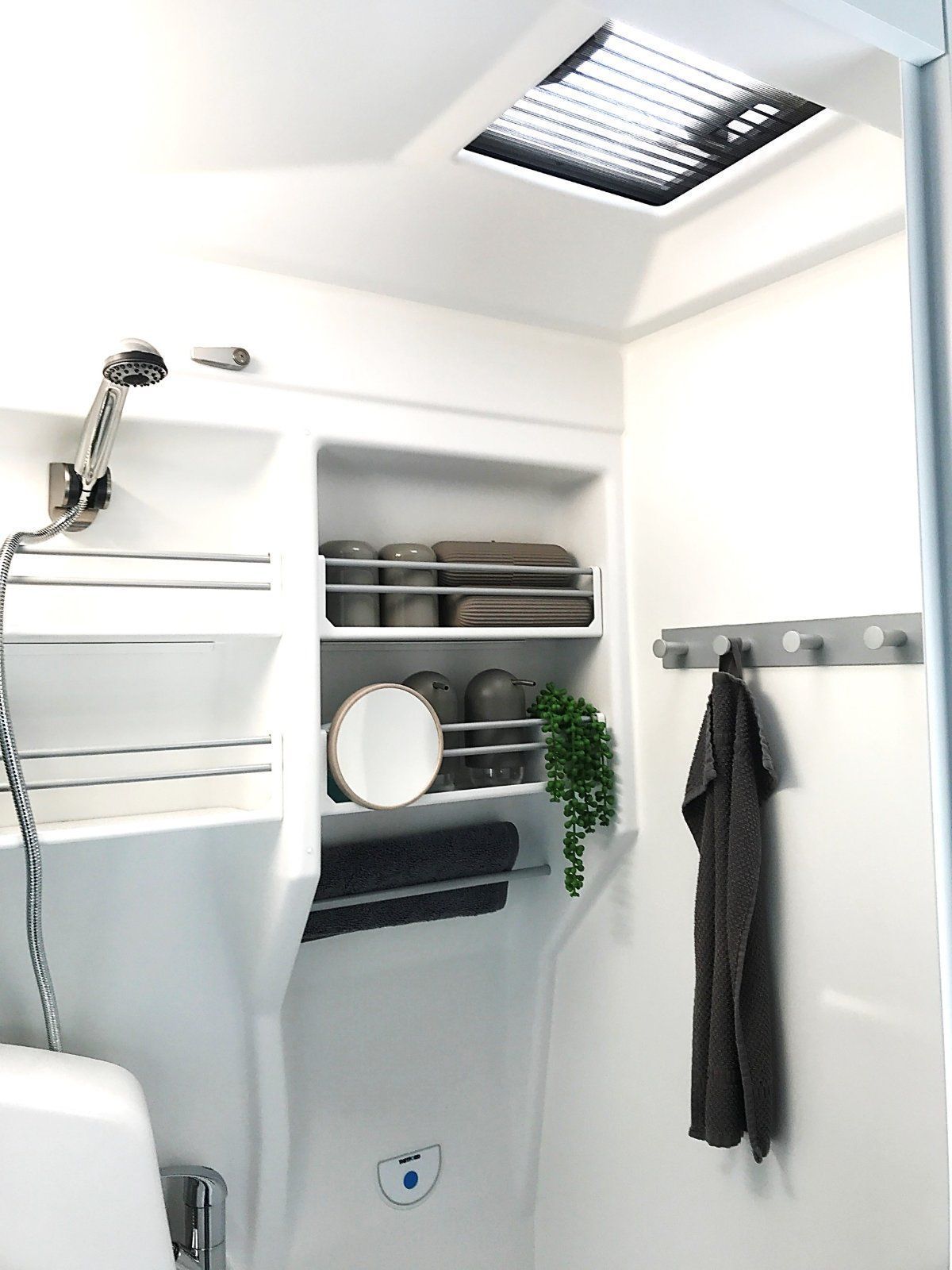 Ein Badezimmer mit Dusche und Handtuchhalter