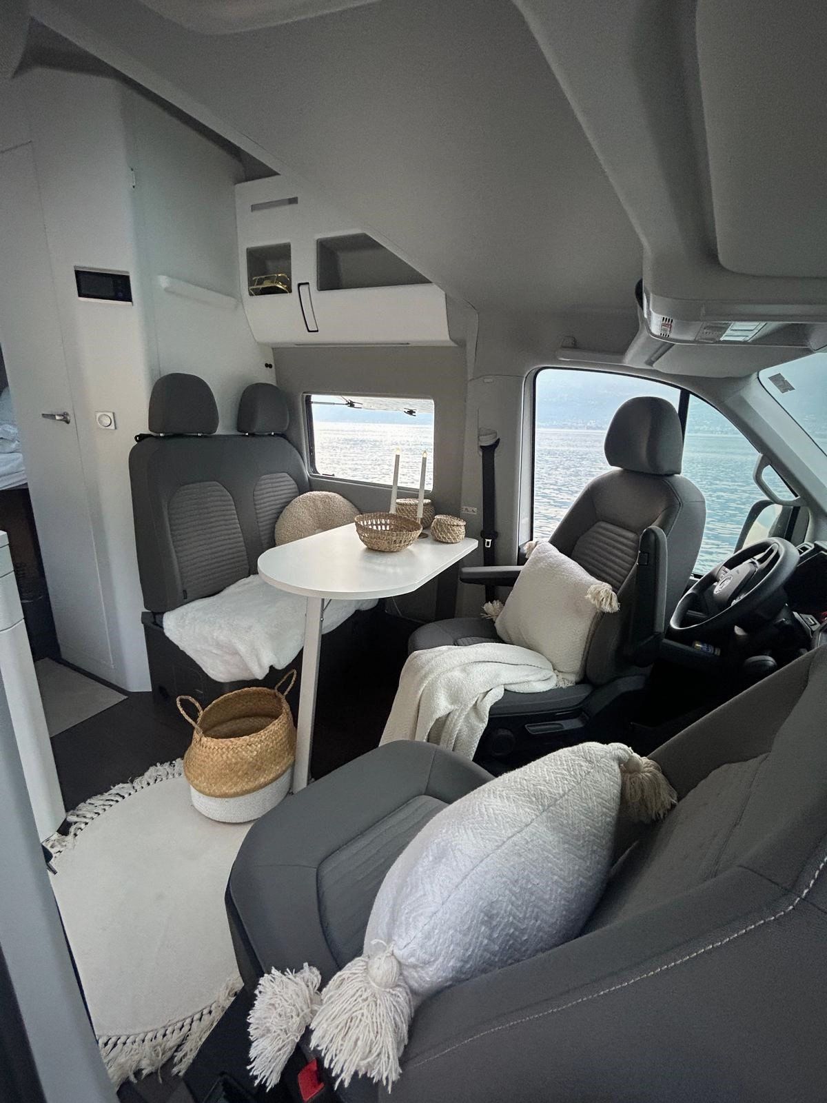 Das Innere eines Wohnmobils mit Tisch und Stühlen.