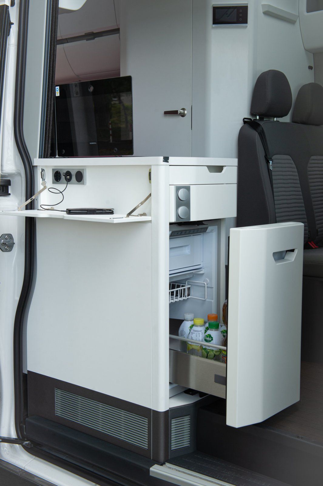 Im hinteren Teil eines Lieferwagens befindet sich ein Kühlschrank.