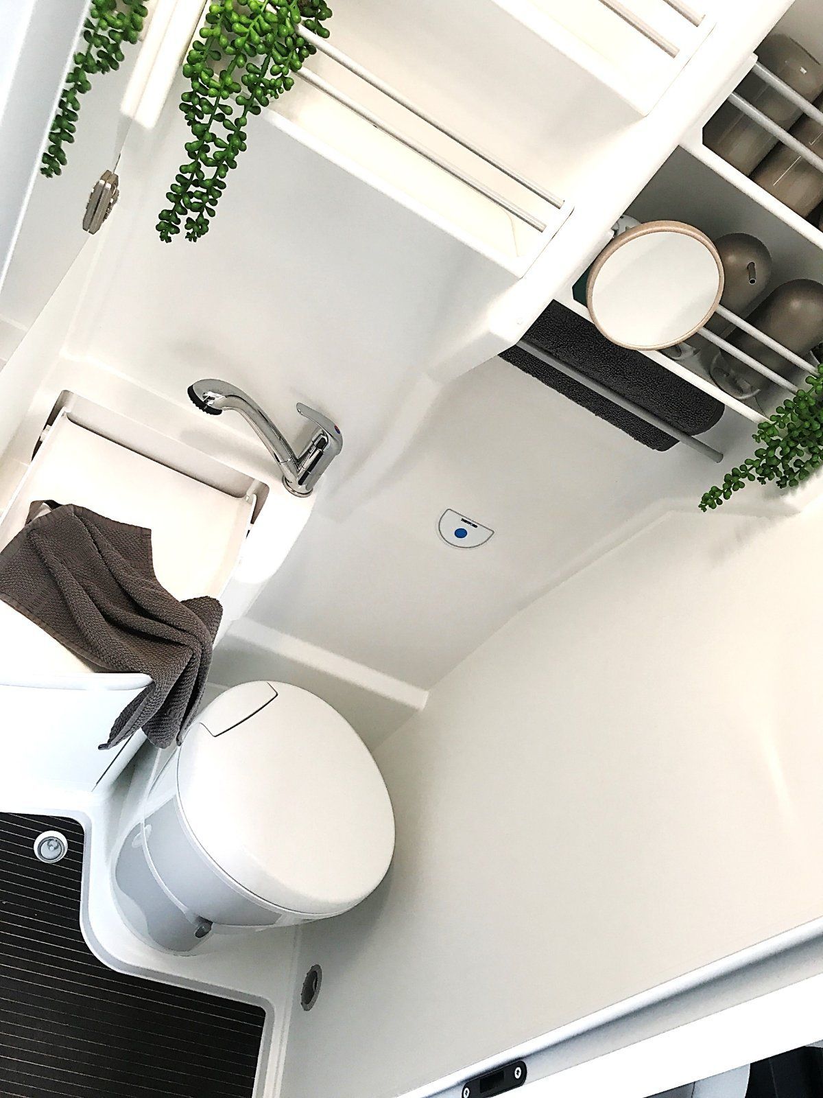 Ein Badezimmer mit Toilette, Waschbecken und Spiegel.