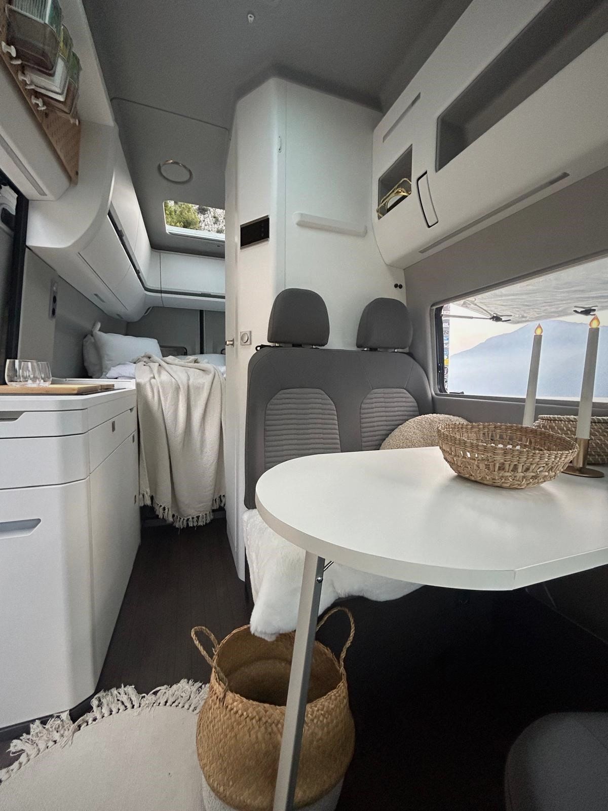 Das Innere eines Lieferwagens mit einem Tisch und einem Korb auf dem Boden.