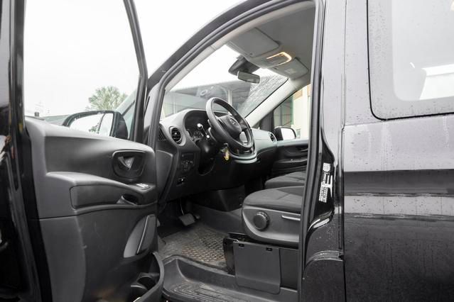 Minivan de 9 places vu du côté conducteur