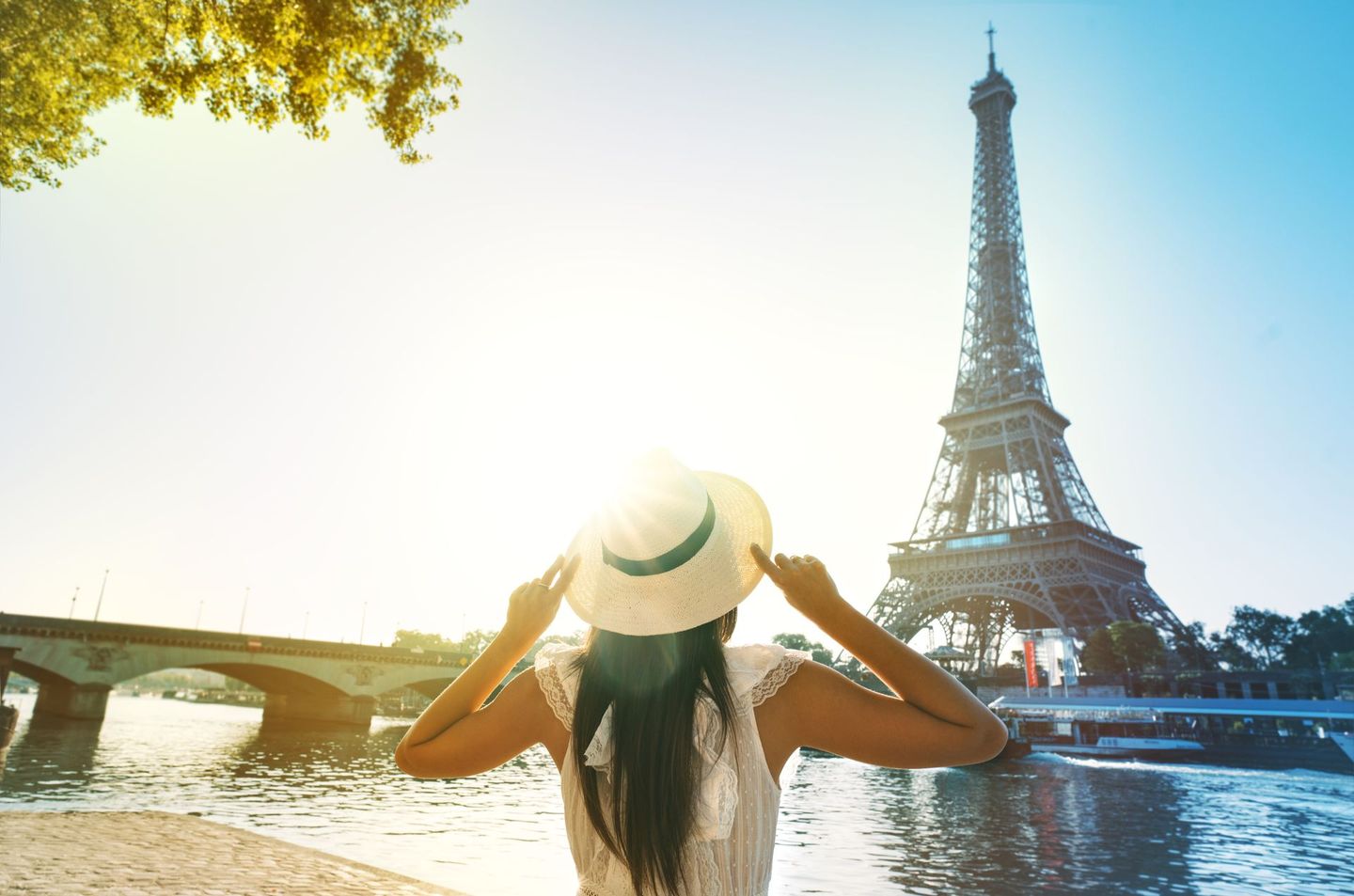 Jeune touriste appréciant la vue de la tour Eiffel