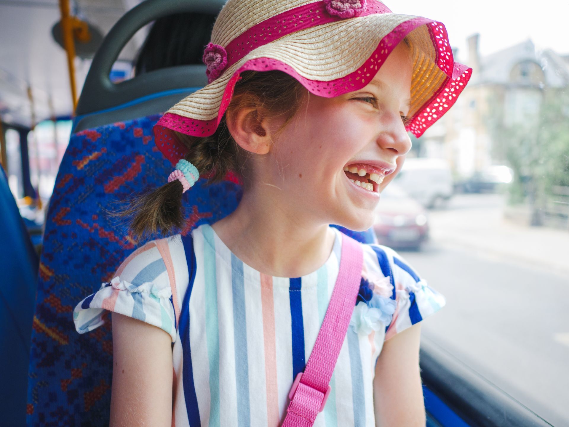 Jeune fille souriante dans un bus
