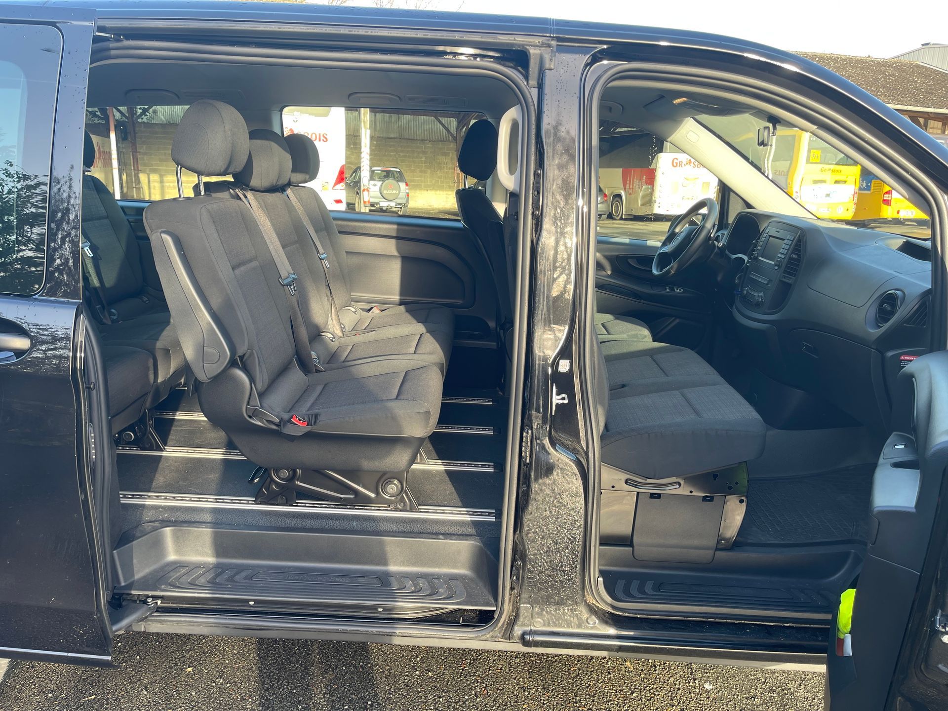 Minivan de 9 places ouvert