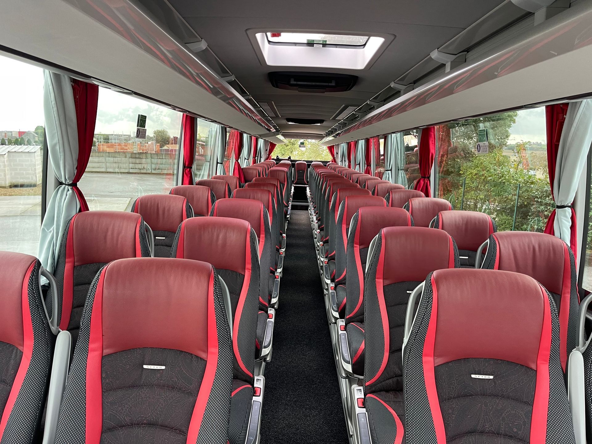 Prise de vue du couloir de l'autocar avec sièges neufs