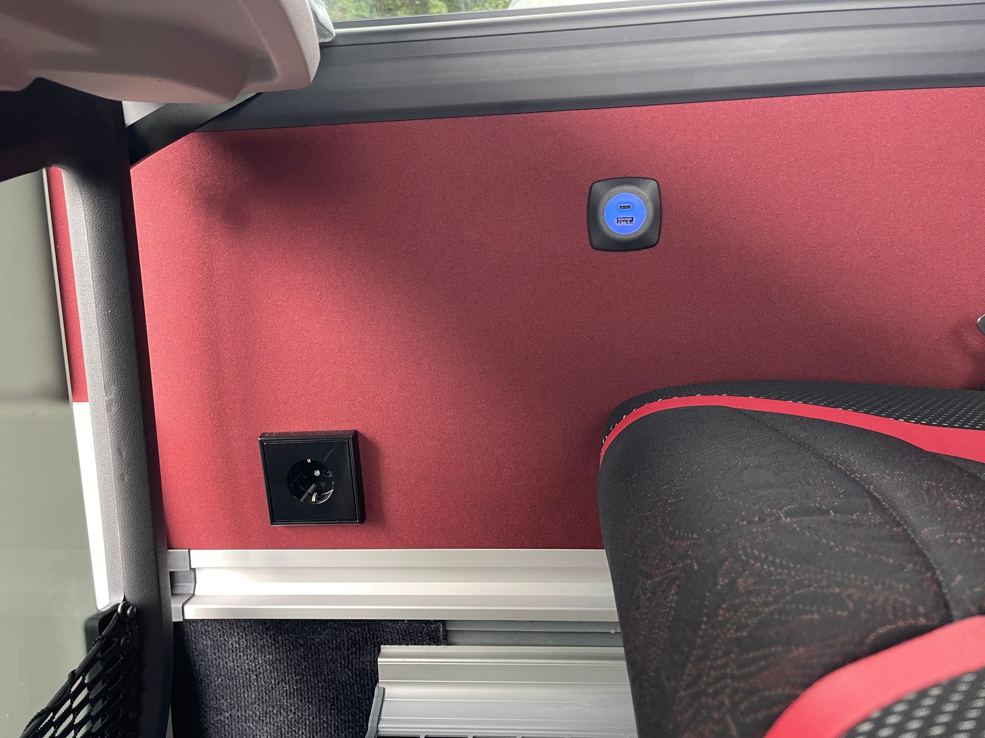 Prise de courant à chaque colonne du bus