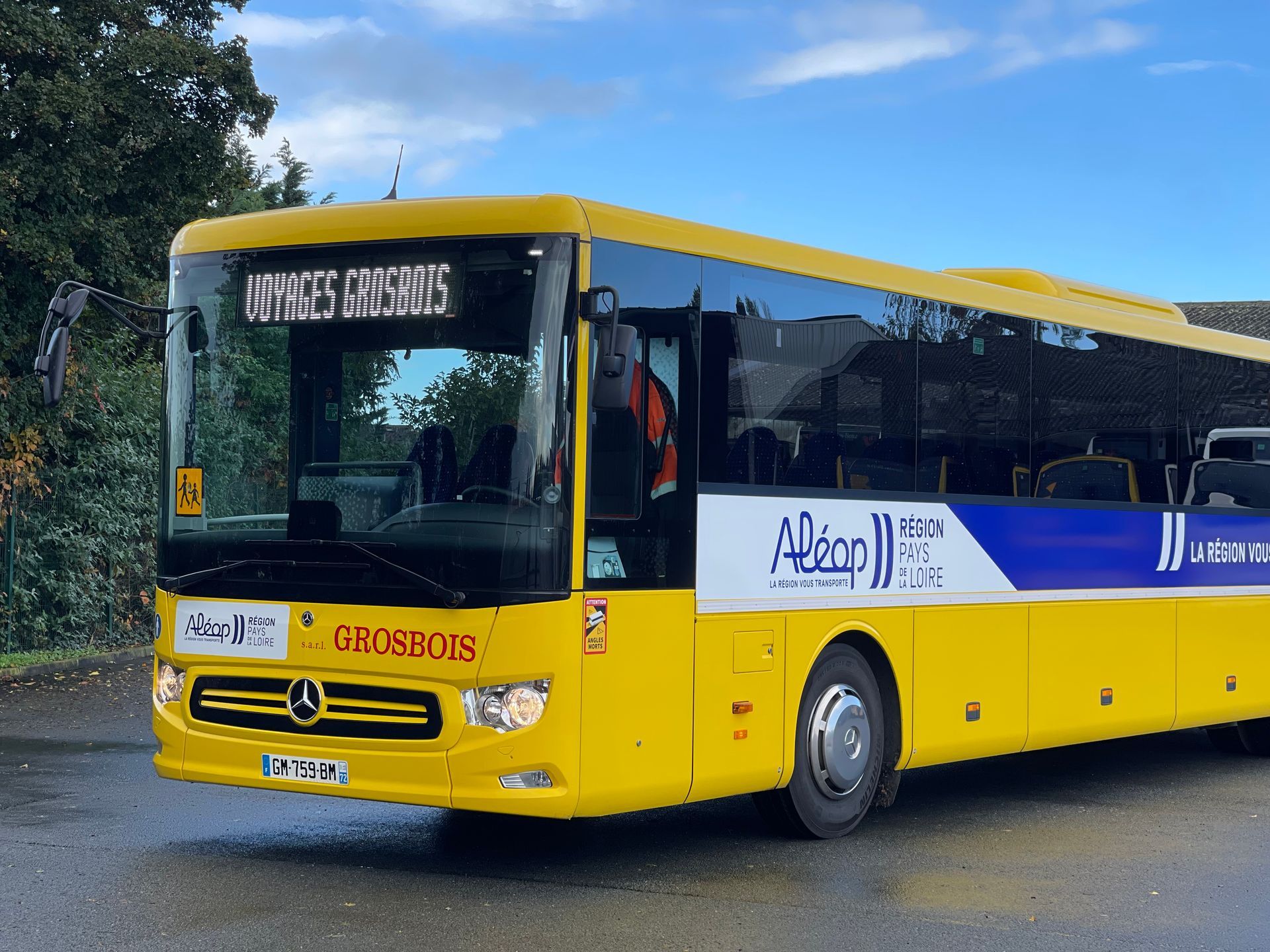 Autocar jaune en gros plan