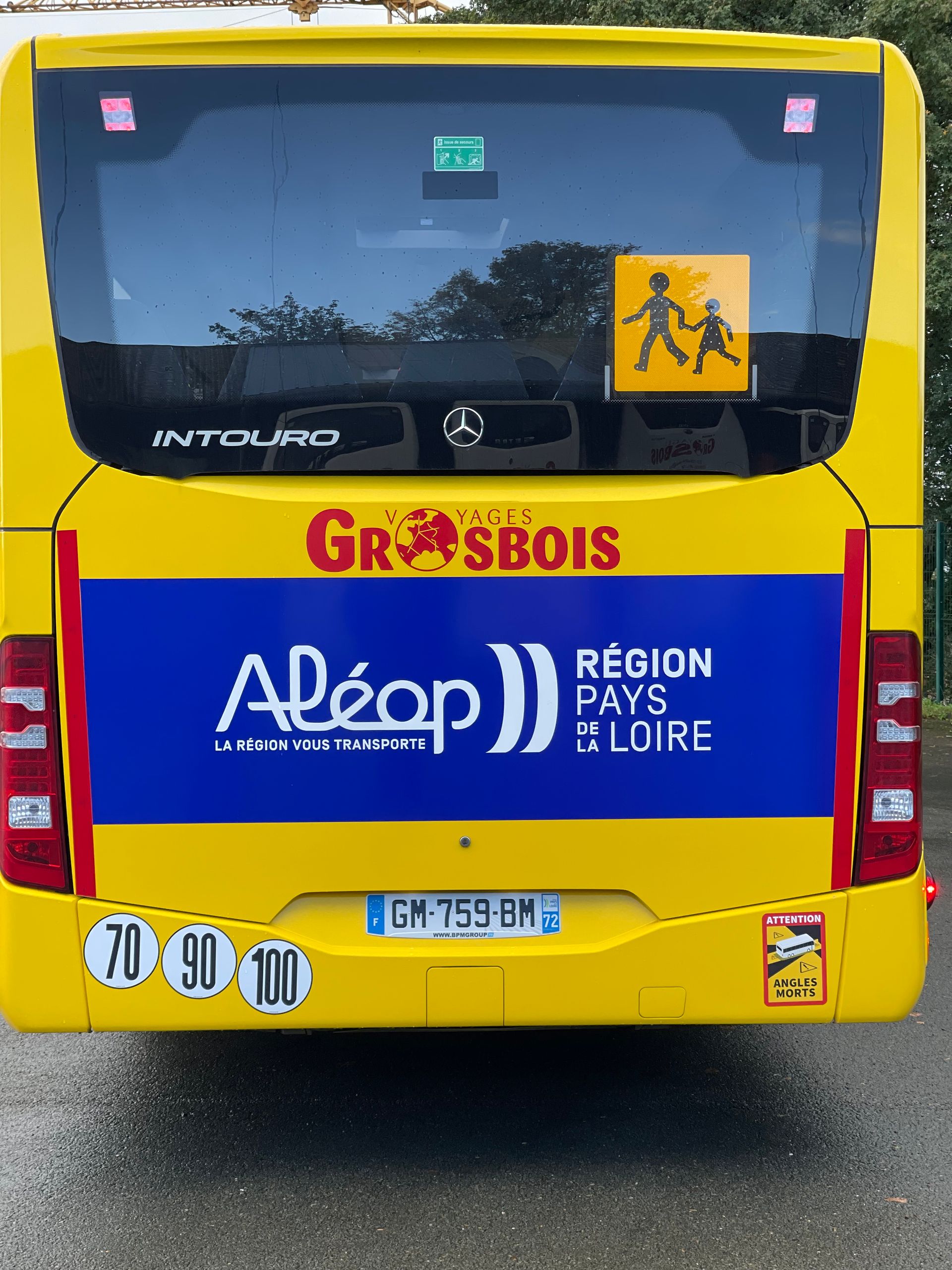 Arrière de l'autocar jaune