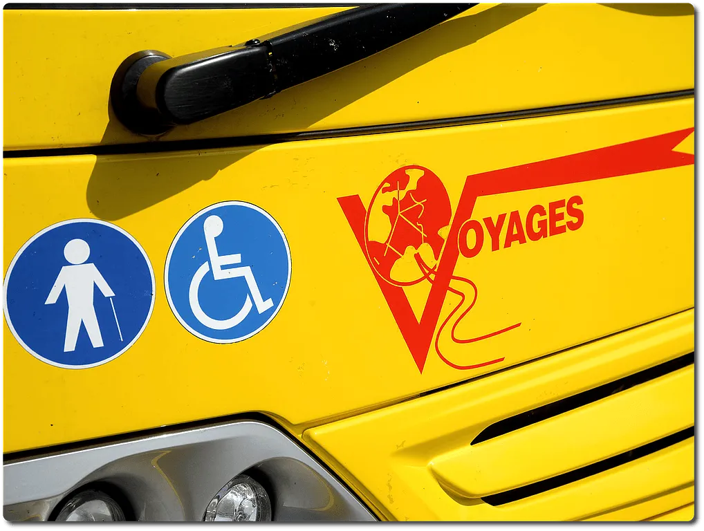 Autocar jaune adapté PMR