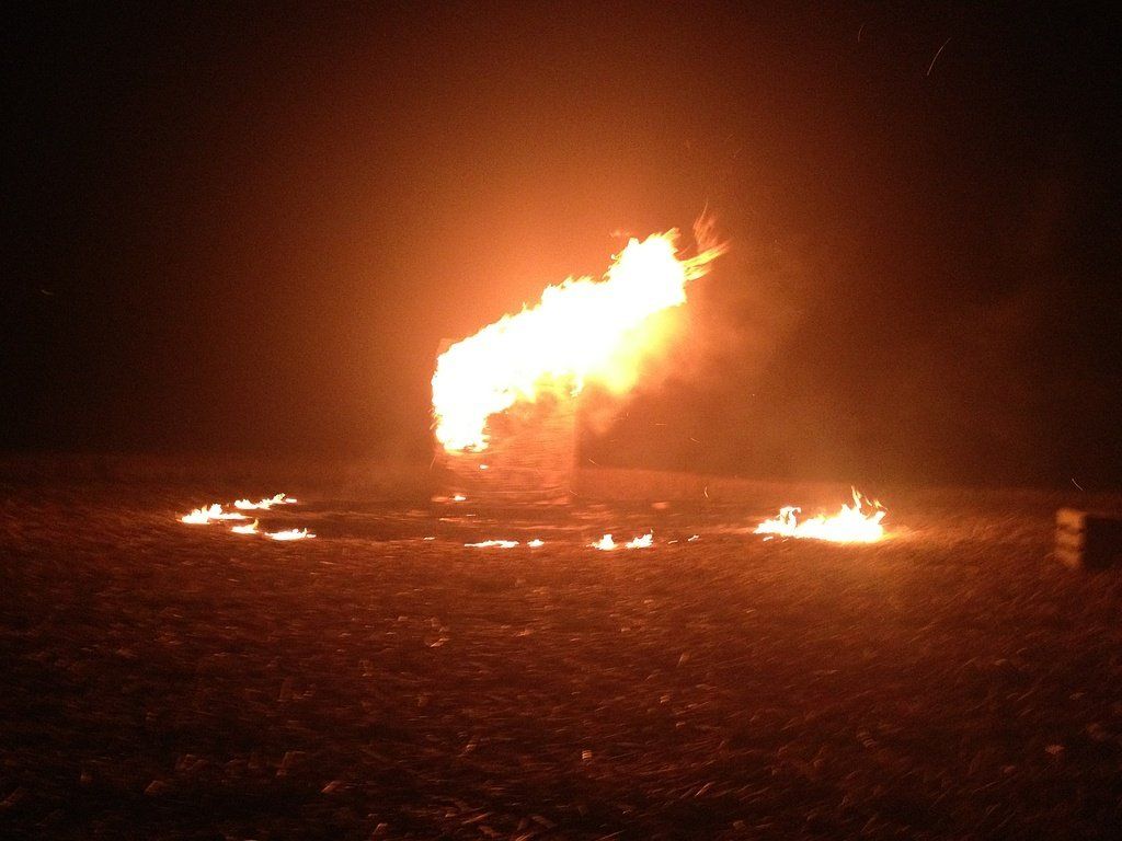 Brennendes Holzscheiter - Wenger Fritz Forstunternehmen