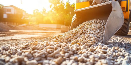Personne tenant une petite maison blanche, symbolisant la propriété ou la propriété d'une maison.