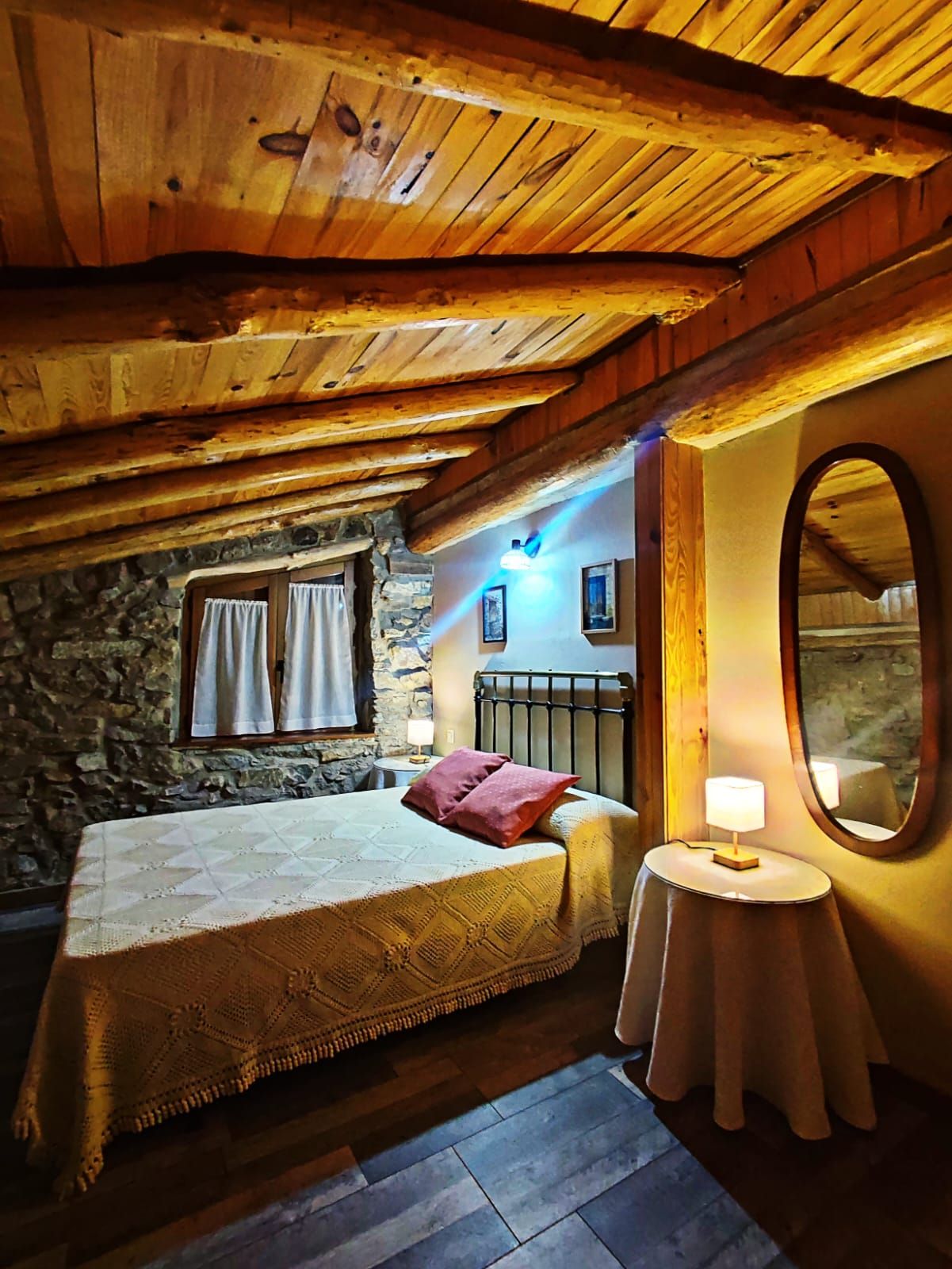 Un dormitorio con techo de madera y una cama.