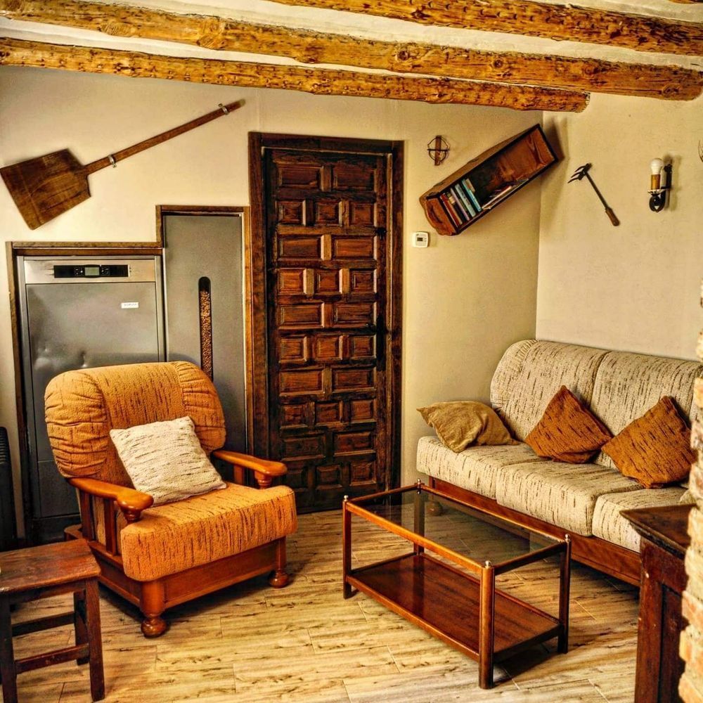 Una sala de estar con un sofá, una silla y una mesa de café.