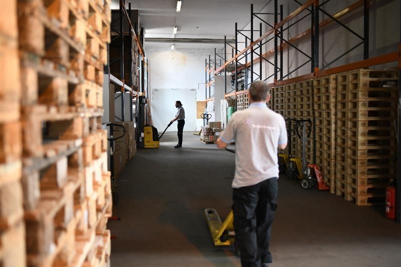 Türegün Transport Gabelstapler mit Europaletten, Mitarbeiter