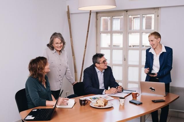 Salle de réunion avec plusieurs personnes