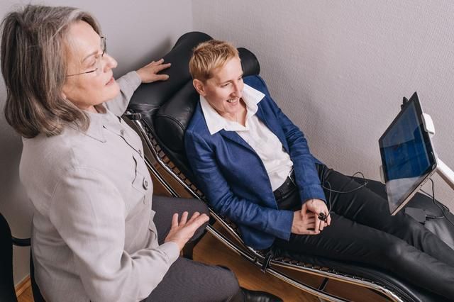 Bernadette Heckel avec un client