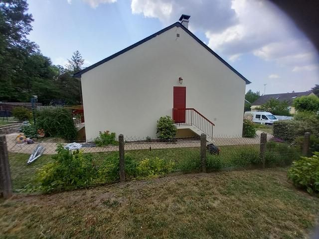 Une maison avec une porte rouge