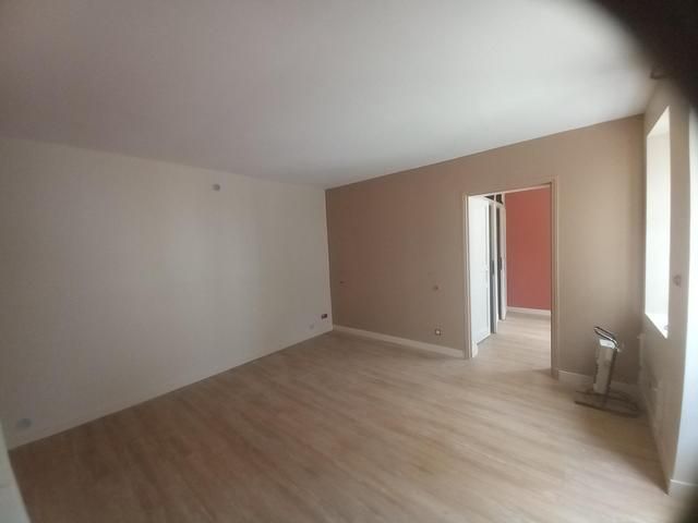 Une pièce peinte en beige et blanc