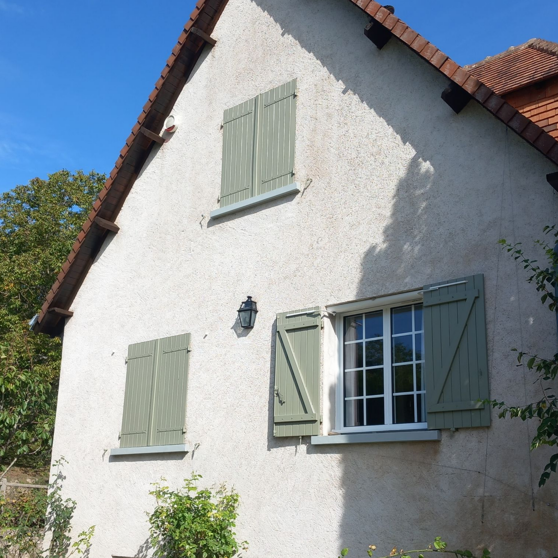 Une maison vue de l'extérieur