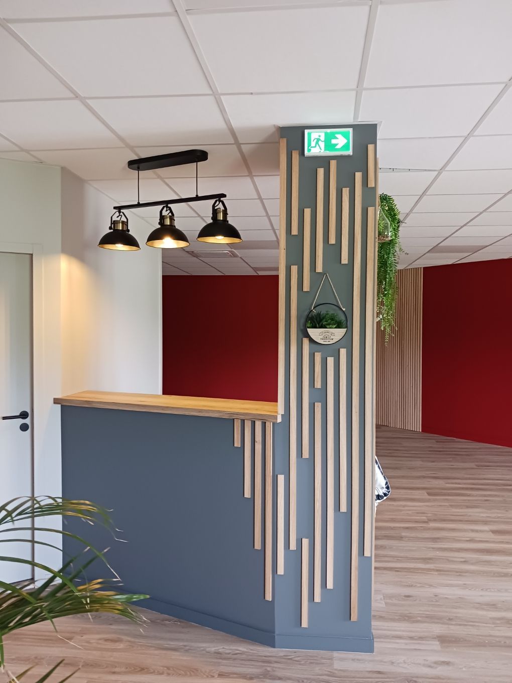 Bar gris et mur rouge