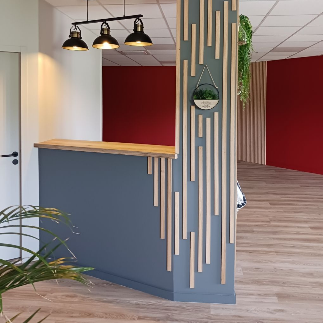 Mur couvert de panneaux en bois
