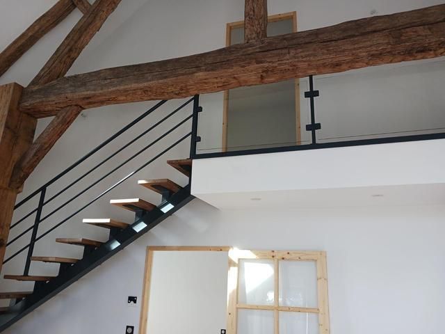 Une poutre devant des escaliers